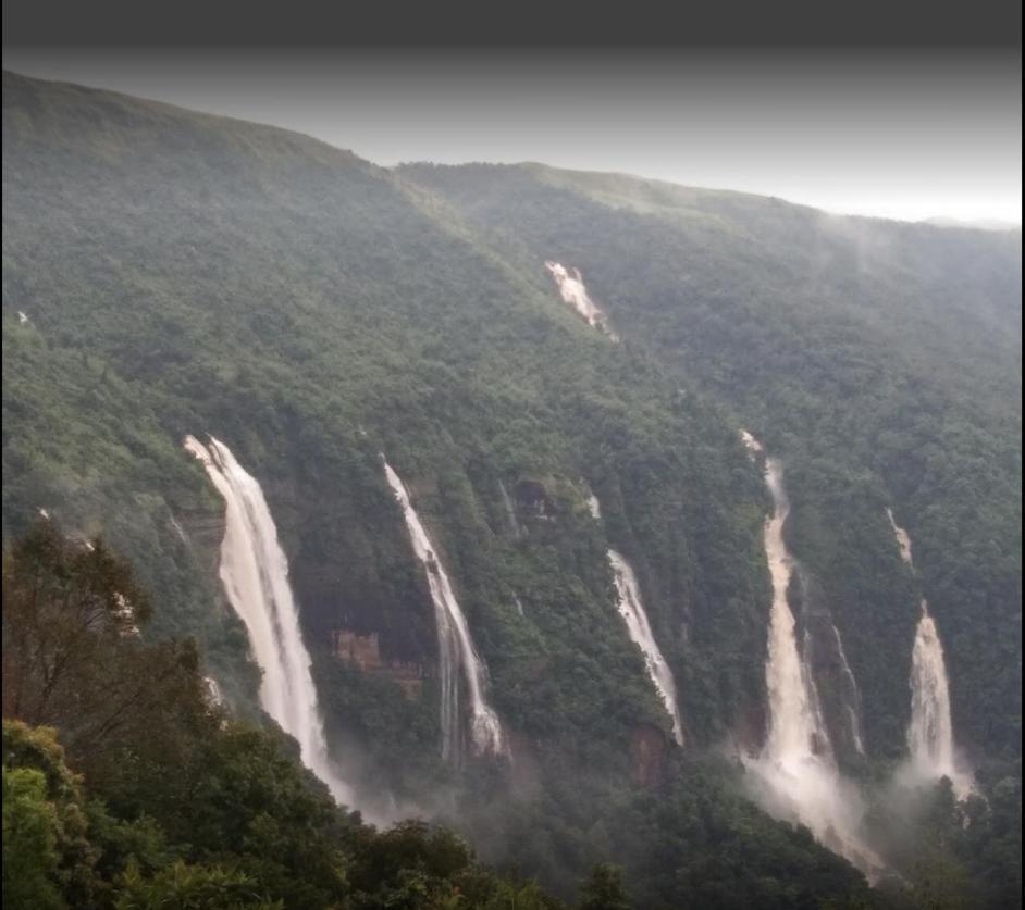 Breiancy Holiday Inn Cherrapunji Eksteriør billede