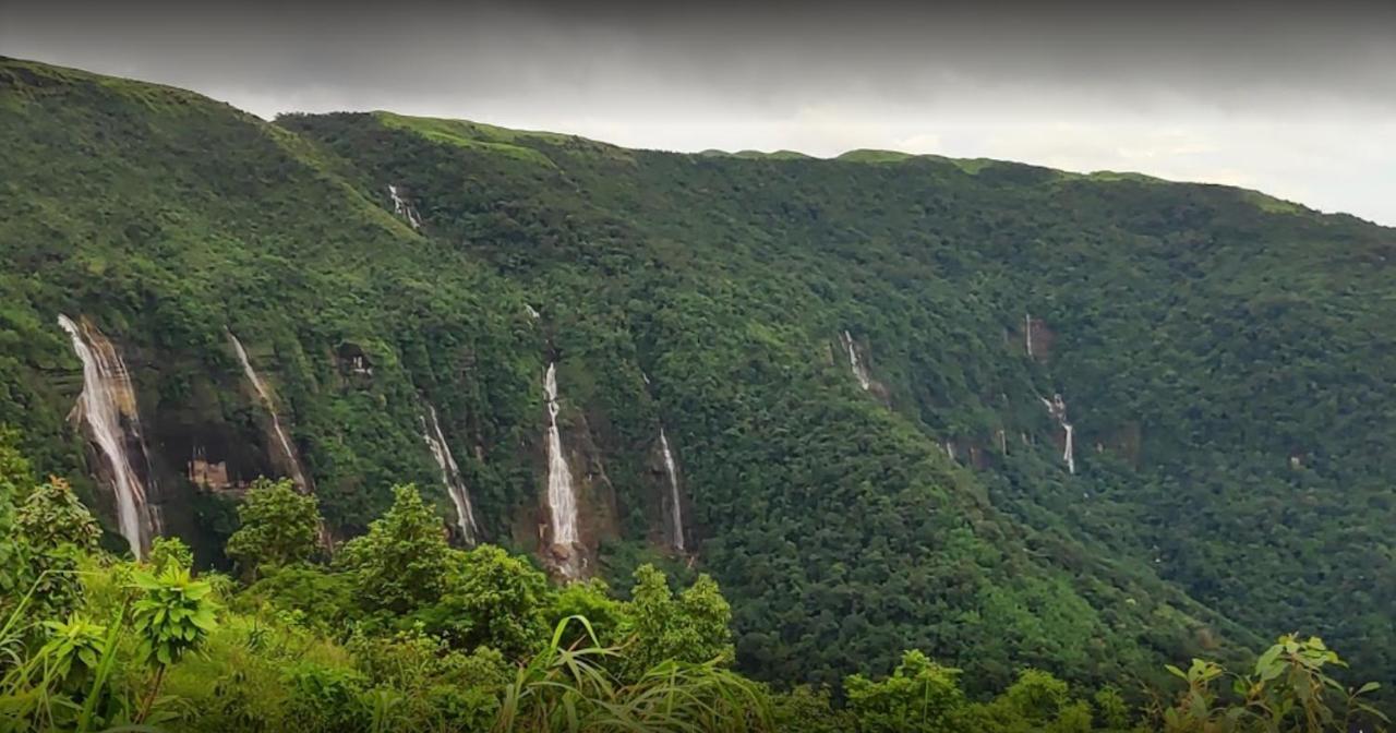 Breiancy Holiday Inn Cherrapunji Eksteriør billede