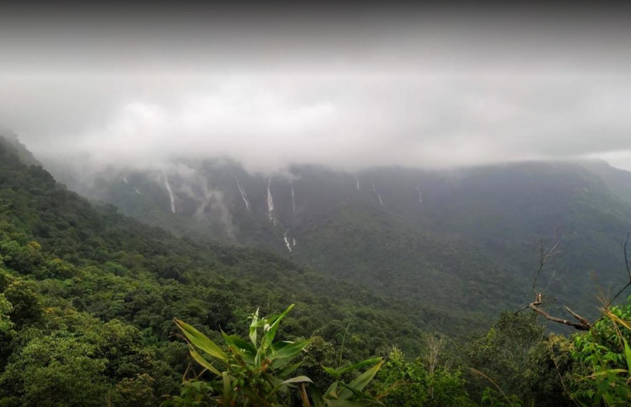 Breiancy Holiday Inn Cherrapunji Eksteriør billede