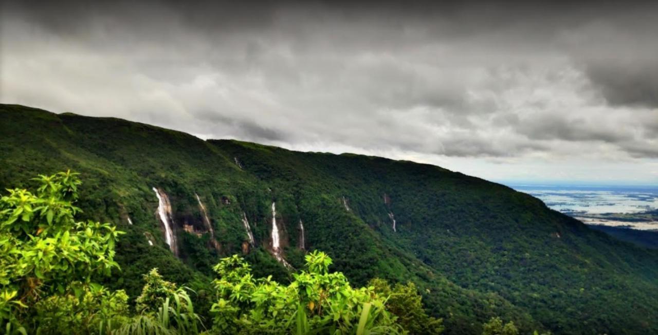 Breiancy Holiday Inn Cherrapunji Eksteriør billede
