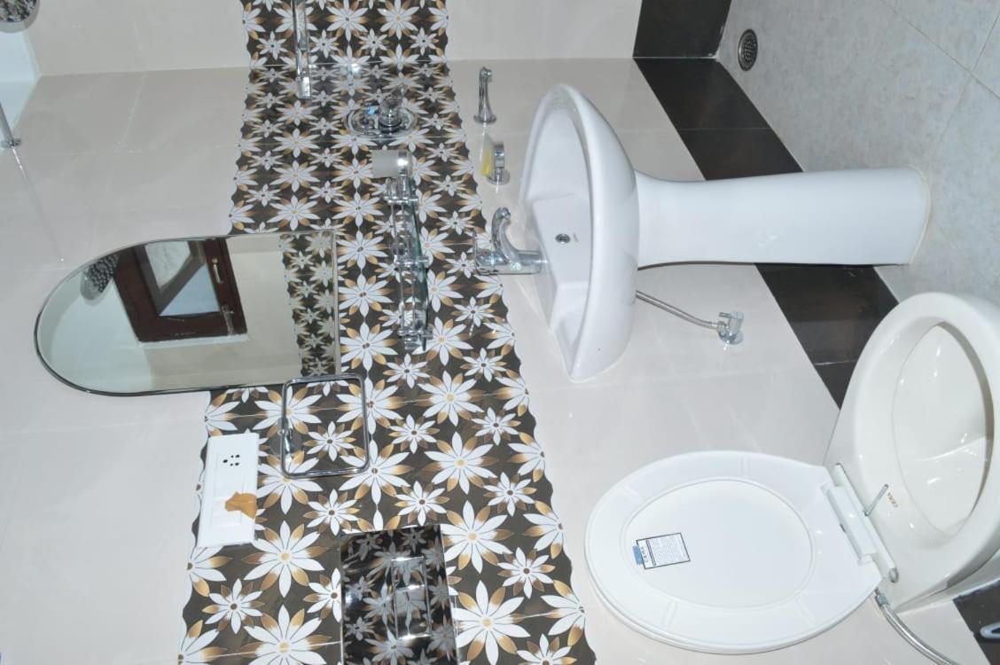Breiancy Holiday Inn Cherrapunji Eksteriør billede